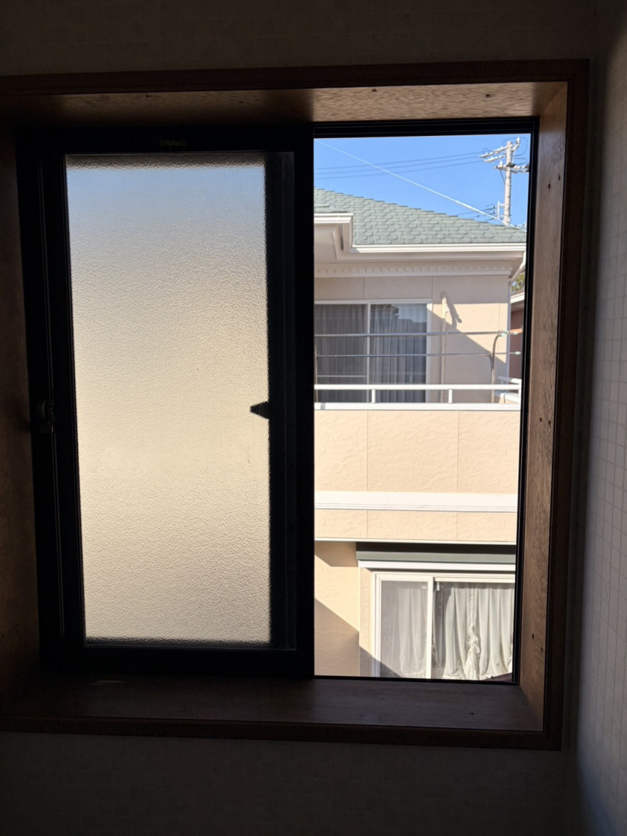 ＩＲワタナベのトイレに内窓設置で快適空間へ！1F・2Fの小窓に断熱＆防音対策事例の施工前の写真1