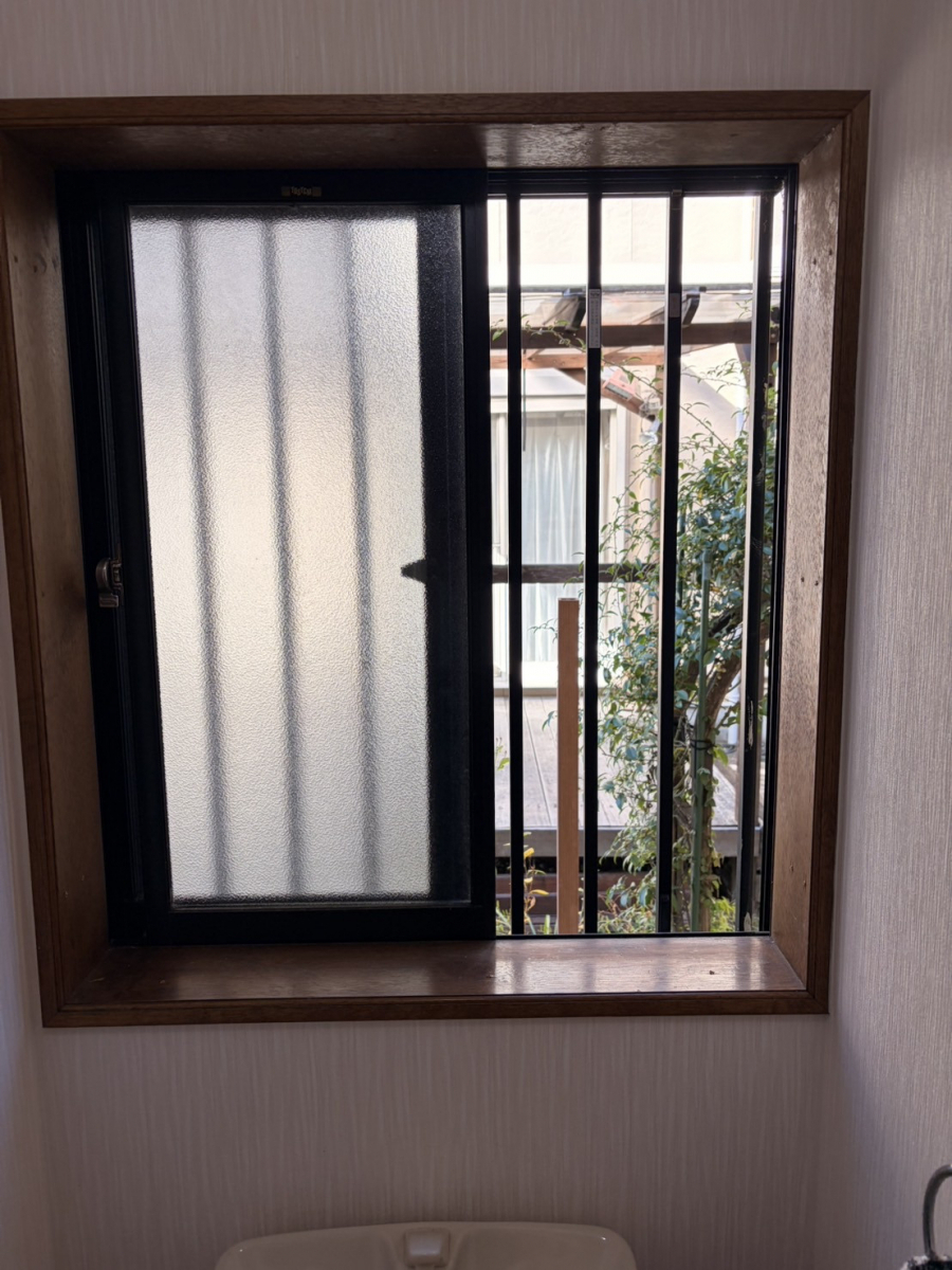 ＩＲワタナベのトイレに内窓設置で快適空間へ！1F・2Fの小窓に断熱＆防音対策事例の施工前の写真2