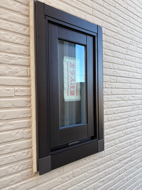 ＩＲワタナベの1Fトイレのガラスルーバー窓を縦すべり窓に交換！Aグレード外窓交換で快適空間の施工後の写真1