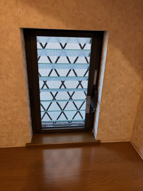 ＩＲワタナベの1Fトイレのガラスルーバー窓を縦すべり窓に交換！Aグレード外窓交換で快適空間の施工前の写真1