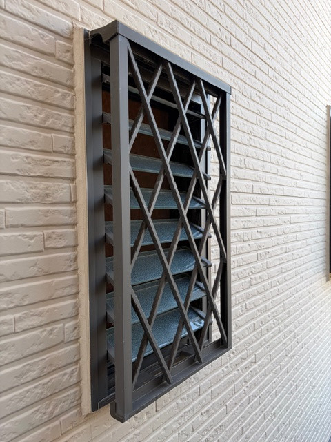 ＩＲワタナベの1Fトイレのガラスルーバー窓を縦すべり窓に交換！Aグレード外窓交換で快適空間の施工前の写真2