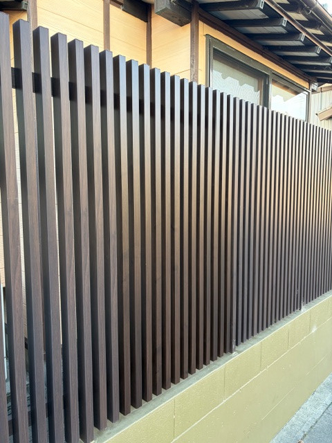 ＩＲワタナベの車の衝突で破損したコートラインを部分修理したフェンス復旧事例の施工後の写真1