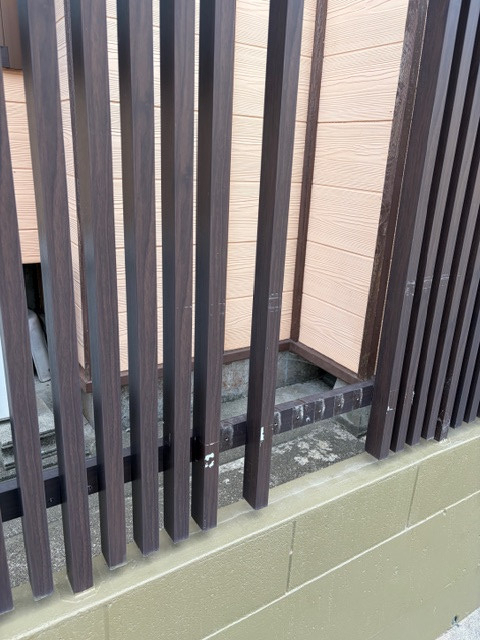 ＩＲワタナベの車の衝突で破損したコートラインを部分修理したフェンス復旧事例の施工前の写真2