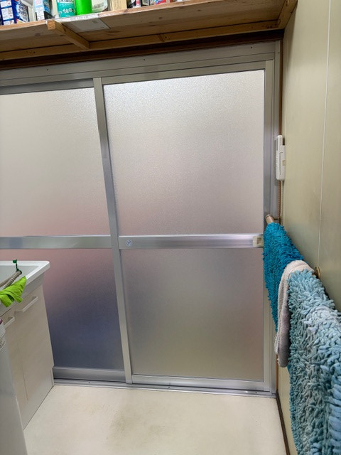 ＩＲワタナベの既存を壊さず施工した浴室引戸（引違い戸）交換事例｜フロント材活用工法の施工後の写真2