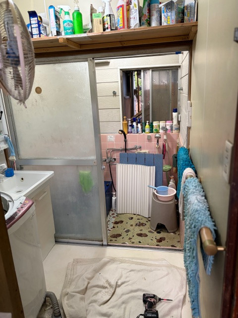 ＩＲワタナベの既存を壊さず施工した浴室引戸（引違い戸）交換事例｜フロント材活用工法の施工前の写真1