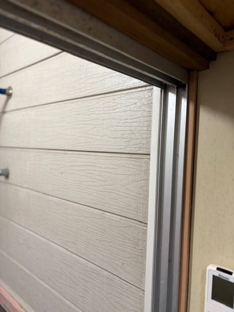 ＩＲワタナベの既存を壊さず施工した浴室引戸（引違い戸）交換事例｜フロント材活用工法の施工前の写真2