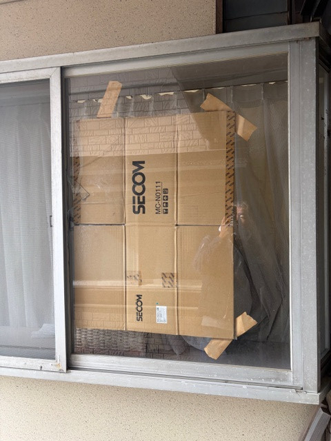 ＩＲワタナベの侵入未遂によるガラス破損を迅速対応で交換｜防犯意識を高める修理事例の施工前の写真1