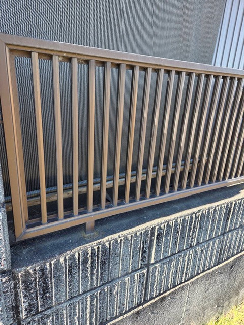 ＩＲワタナベの車両衝突で破損したフェンスを補修｜人目につく場所を美しく復旧した事例の施工後の写真1