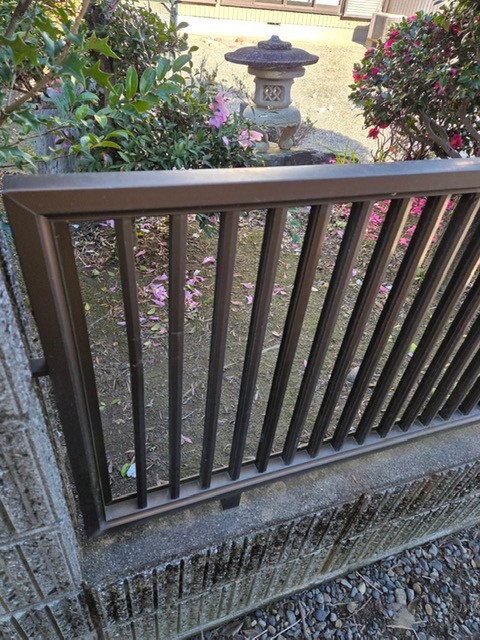 ＩＲワタナベの車両衝突で破損したフェンスを補修｜人目につく場所を美しく復旧した事例の施工後の写真2