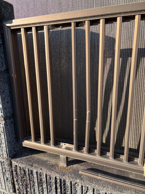 ＩＲワタナベの車両衝突で破損したフェンスを補修｜人目につく場所を美しく復旧した事例の施工前の写真1