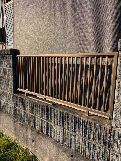 ＩＲワタナベの車両衝突で破損したフェンスを補修｜人目につく場所を美しく復旧した事例の施工前の写真2