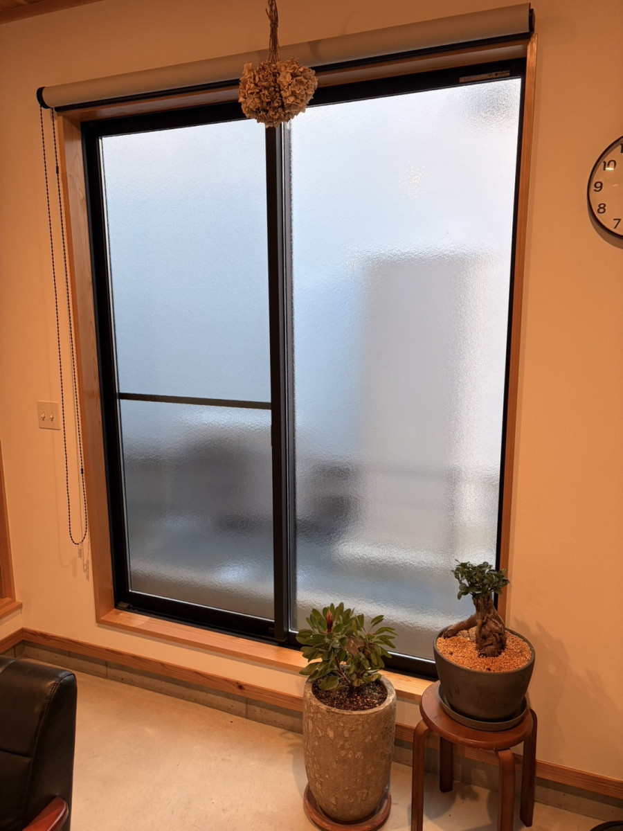 ＩＲワタナベの透明ガラスから型ガラスへ交換｜光を取り入れながら視線をやわらかく遮る事例の施工後の写真1