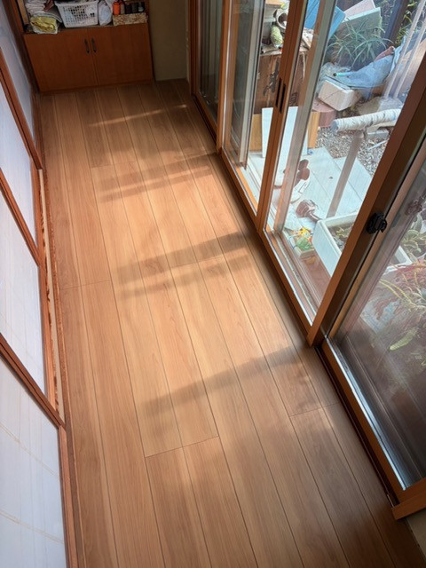 ＩＲワタナベの内窓設置前に床を補修｜縁側の傷みを直して快適さを高めた事例の施工後の写真1