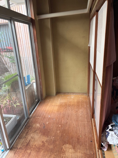 ＩＲワタナベの内窓設置前に床を補修｜縁側の傷みを直して快適さを高めた事例の施工前の写真2