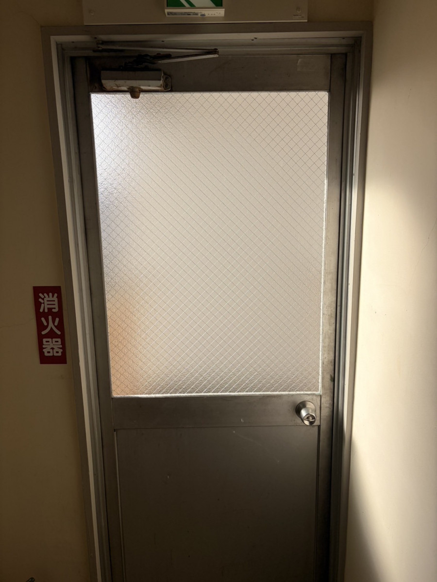 ＩＲワタナベのビルの框ドアガラス交換｜コーキング固定で安全性を高めた施工事例の施工後の写真2