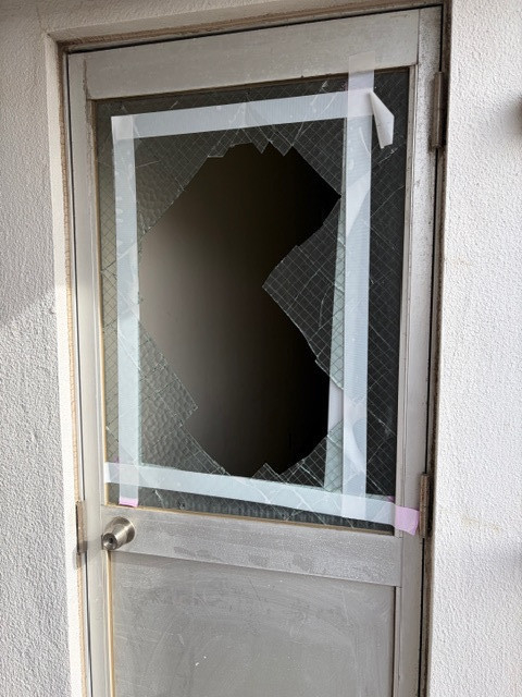 ＩＲワタナベのビルの框ドアガラス交換｜コーキング固定で安全性を高めた施工事例の施工前の写真1