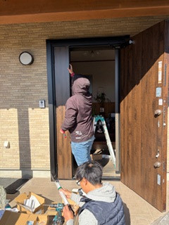 ＩＲワタナベの表面劣化を一新。電気錠で快適さも高まる玄関ドアリフォームの施工後の写真2