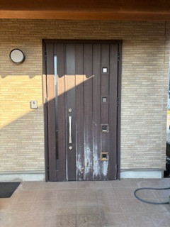 ＩＲワタナベの表面劣化を一新。電気錠で快適さも高まる玄関ドアリフォームの施工前の写真1