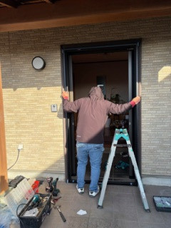 ＩＲワタナベの表面劣化を一新。電気錠で快適さも高まる玄関ドアリフォームの施工前の写真2