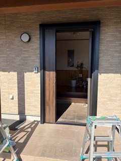 ＩＲワタナベの表面劣化を一新。電気錠で快適さも高まる玄関ドアリフォームの施工前の写真3