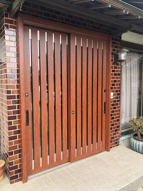 ＩＲワタナベの外壁タイルを壊さず1日施工！玄関引戸カバー工法で快適リフォームの施工後の写真1