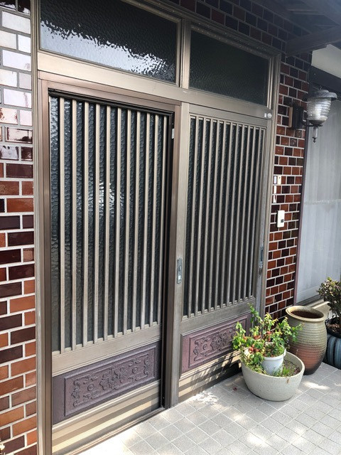 ＩＲワタナベの外壁タイルを壊さず1日施工！玄関引戸カバー工法で快適リフォームの施工前の写真1