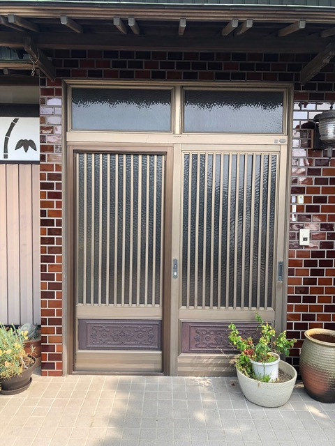 ＩＲワタナベの外壁タイルを壊さず1日施工！玄関引戸カバー工法で快適リフォームの施工前の写真2