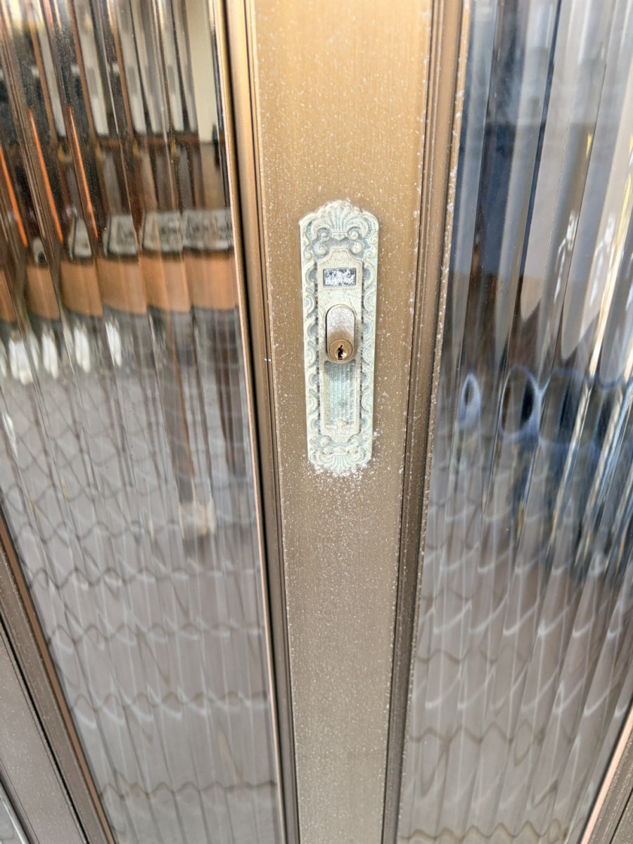 ＩＲワタナベの玄関引戸の鍵を汎用錠へ交換！防犯性と使いやすさを同時に改善の施工前の写真1
