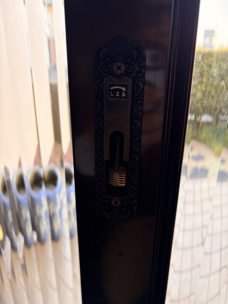 ＩＲワタナベの玄関引戸の鍵を汎用錠へ交換！防犯性と使いやすさを同時に改善の施工前の写真2