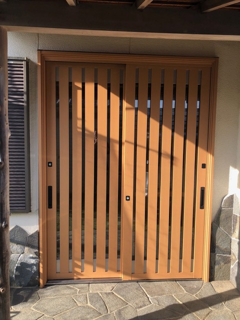 ＩＲワタナベの玄関引戸をカバー工法で一新！木目調デザインで住まいの印象をアップの施工後の写真1