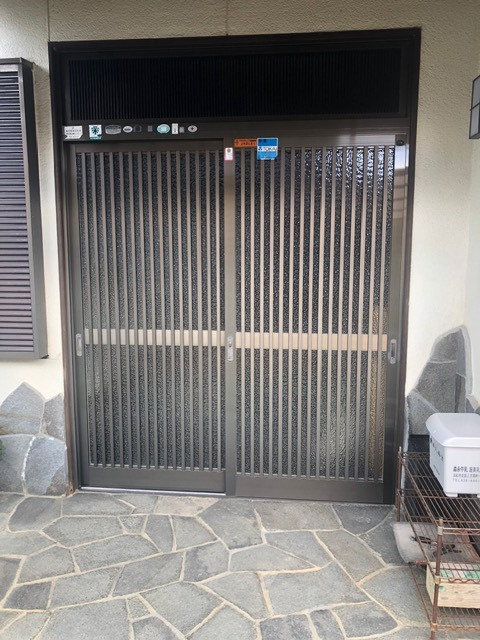 ＩＲワタナベの玄関引戸をカバー工法で一新！木目調デザインで住まいの印象をアップの施工前の写真1