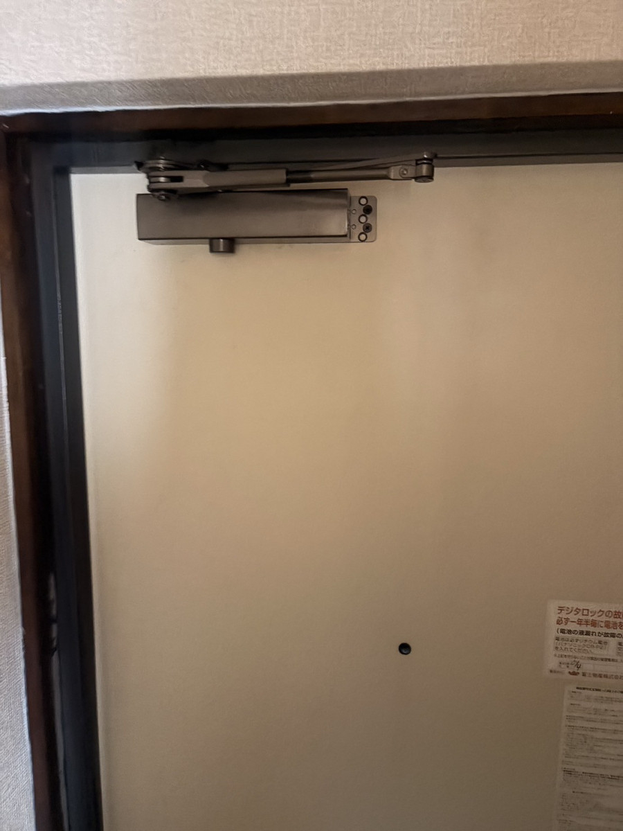 ＩＲワタナベのドアが静かに閉まる快適さ！ドアクローザー交換で安心・安全な玄関への施工後の写真1