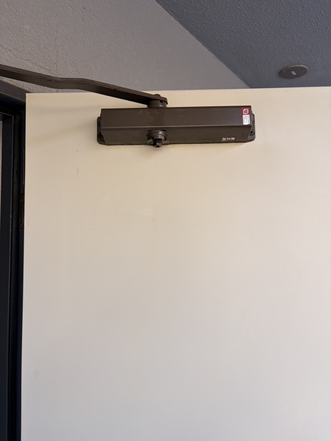 ＩＲワタナベのドアが静かに閉まる快適さ！ドアクローザー交換で安心・安全な玄関への施工前の写真1