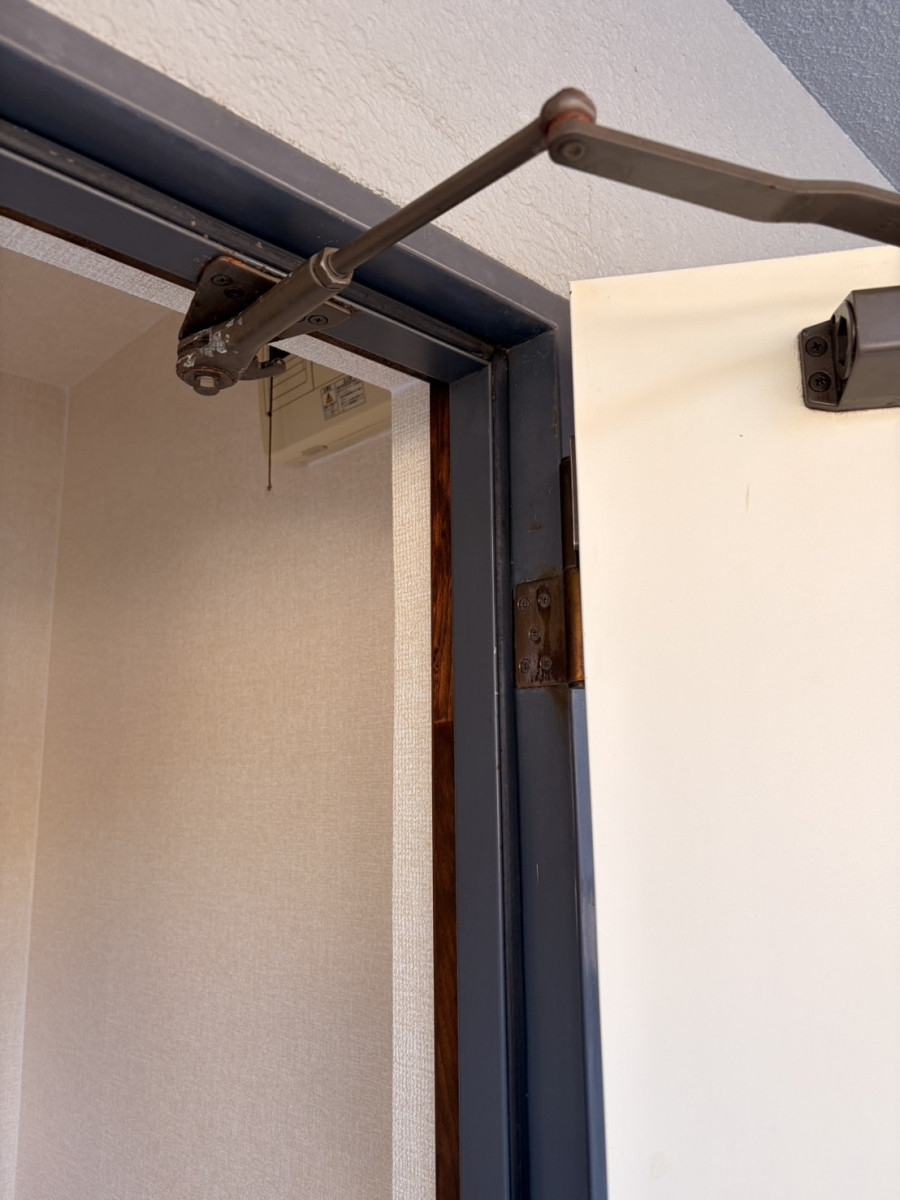 ＩＲワタナベのドアが静かに閉まる快適さ！ドアクローザー交換で安心・安全な玄関への施工前の写真2