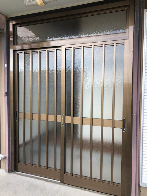 ＩＲワタナベの内付け菩提樹で玄関引戸を一新！カバー工法で1日リフォームの施工後の写真1