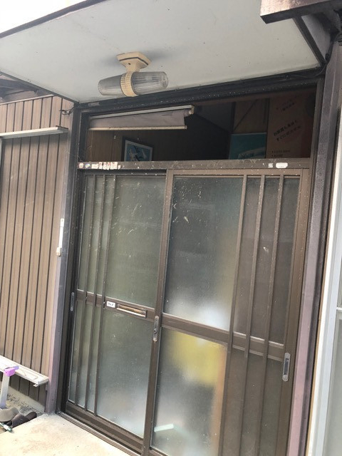 ＩＲワタナベの内付け菩提樹で玄関引戸を一新！カバー工法で1日リフォームの施工前の写真1