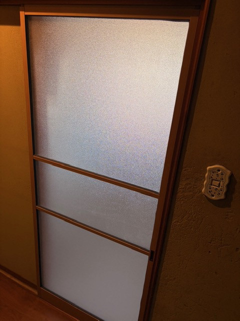 ＩＲワタナベの洗面所の引戸ガラスを樹脂パネルへ交換　割れても安心な安全対策リフォームの施工後の写真1