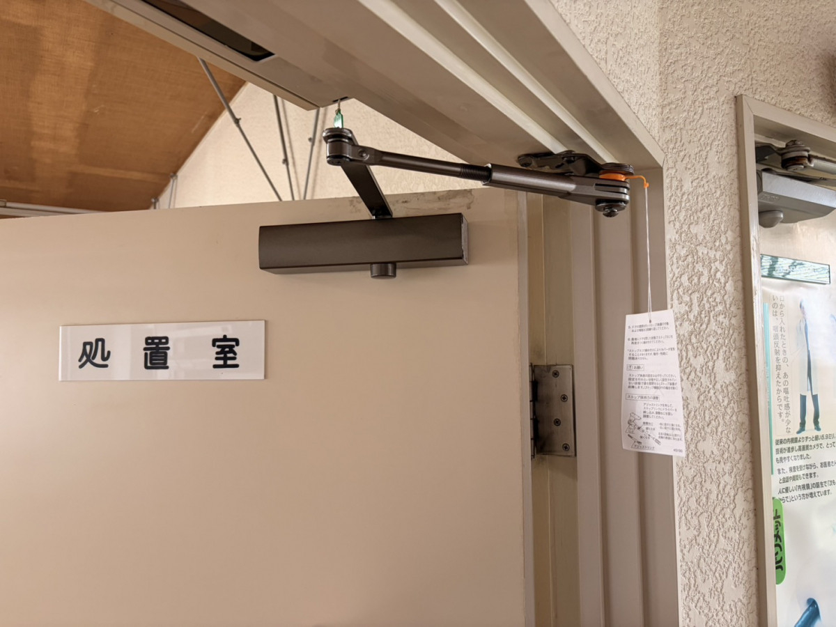 ＩＲワタナベの油漏れで急閉するドアクローザーを交換！施設の安全対策リフォームの施工後の写真2