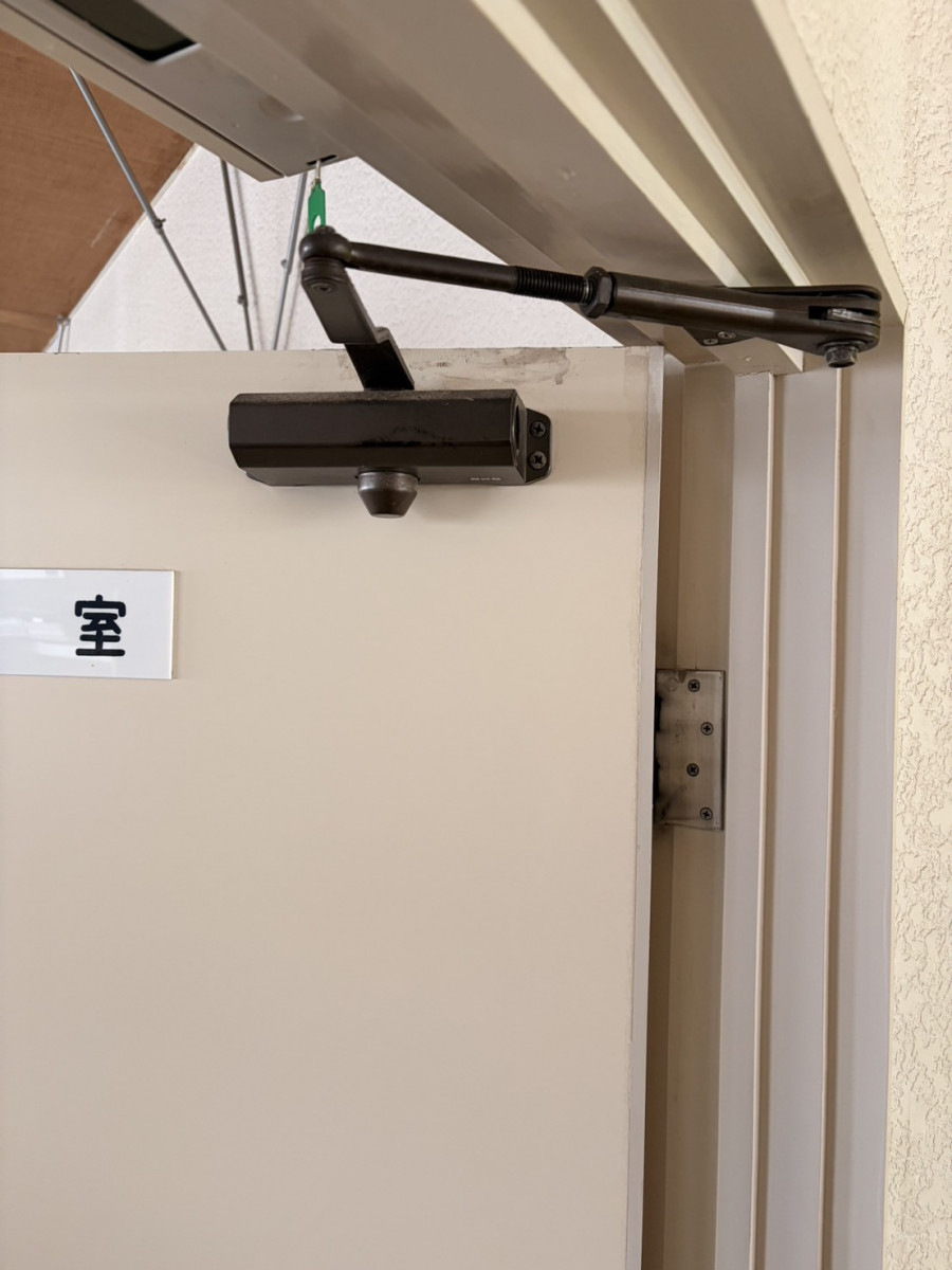 ＩＲワタナベの油漏れで急閉するドアクローザーを交換！施設の安全対策リフォームの施工前の写真1