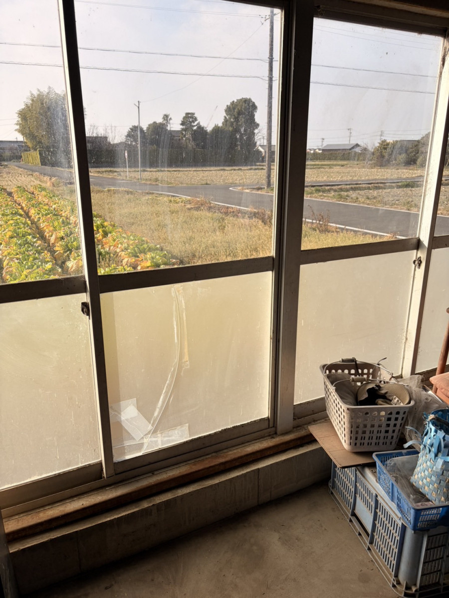 ＩＲワタナベの農業倉庫の入口ガラス交換｜割れたすりガラスを型ガラスで安全に修理の施工前の写真1