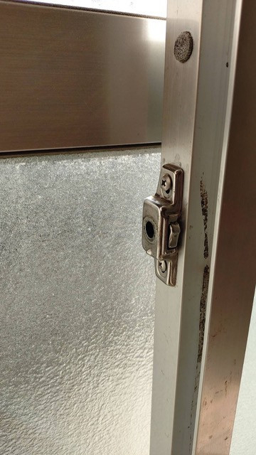 ＩＲワタナベの壊れてしまった窓クレセントを交換｜販売終了品のため現行代替品で対応の施工前の写真1