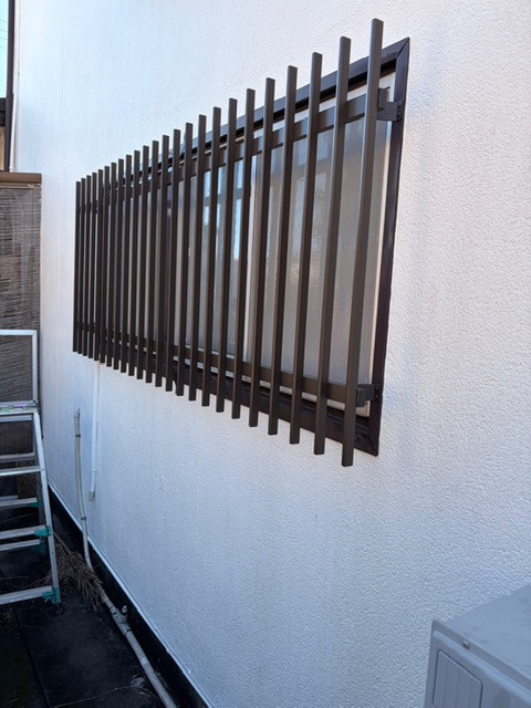 ＩＲワタナベの洗面所の窓に後付け面格子を設置｜木製額縁を活かした防犯リフォームの施工後の写真1