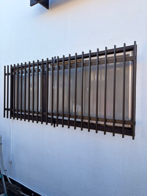 ＩＲワタナベの洗面所の窓に後付け面格子を設置｜木製額縁を活かした防犯リフォームの施工後の写真2