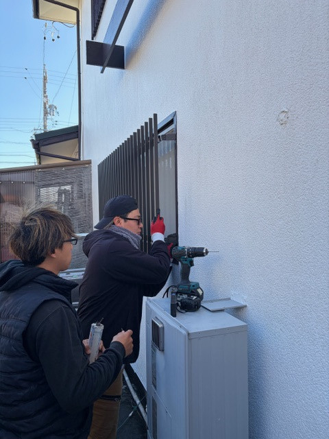 ＩＲワタナベの洗面所の窓に後付け面格子を設置｜木製額縁を活かした防犯リフォームの施工後の写真3