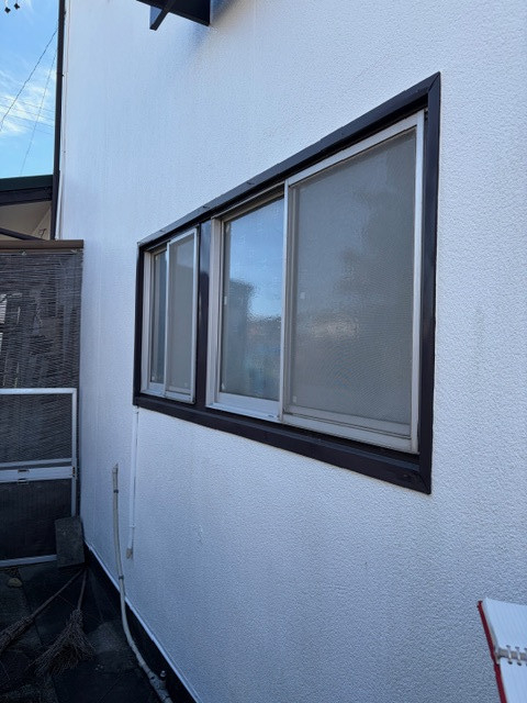 ＩＲワタナベの洗面所の窓に後付け面格子を設置｜木製額縁を活かした防犯リフォームの施工前の写真1