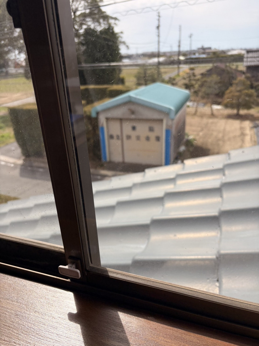 ＩＲワタナベの劣化した窓のビートを交換。ガラスのズレを改善したメンテナンス事例の施工前の写真1