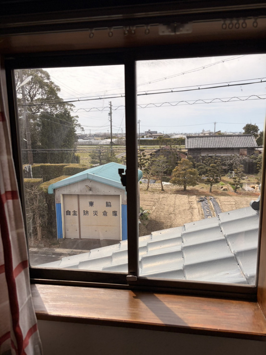 ＩＲワタナベの劣化した窓のビートを交換。ガラスのズレを改善したメンテナンス事例の施工前の写真2