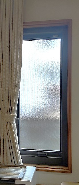 やまマドの【山形市】寒いルーバー窓を卒業!快適な縦すべり出し窓へリフォームの施工後の写真1