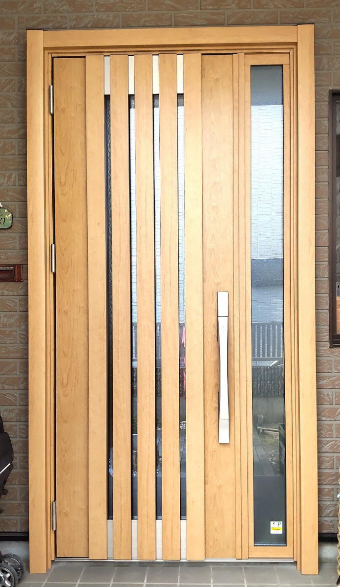 やまマドの【山形市】採光UPで明るい玄関に！リシェントで快適リフォームの施工後の写真1
