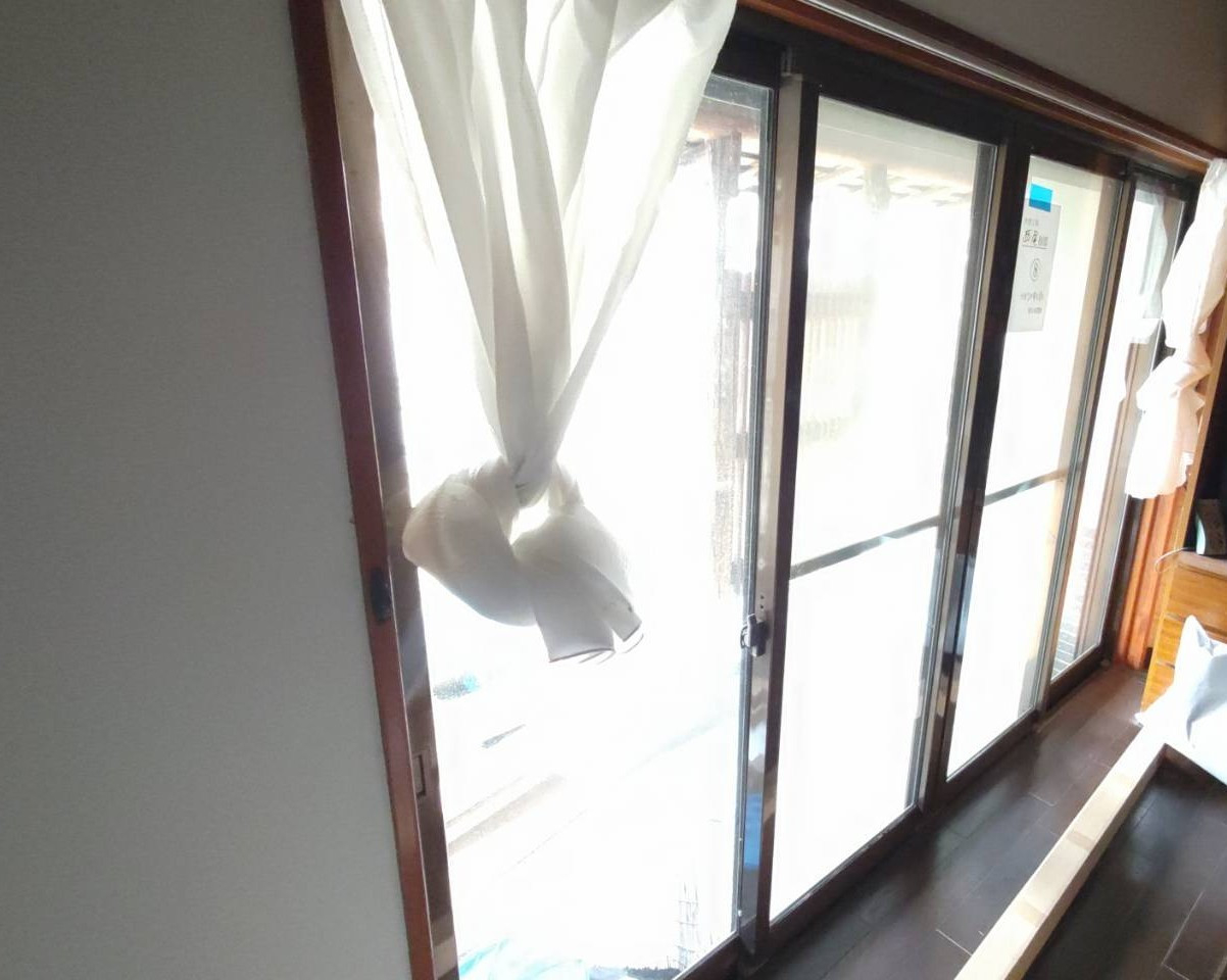 大和建材 窓リノベ事業部の大きな4枚建ての窓に内窓を取り付けしましたの施工前の写真1